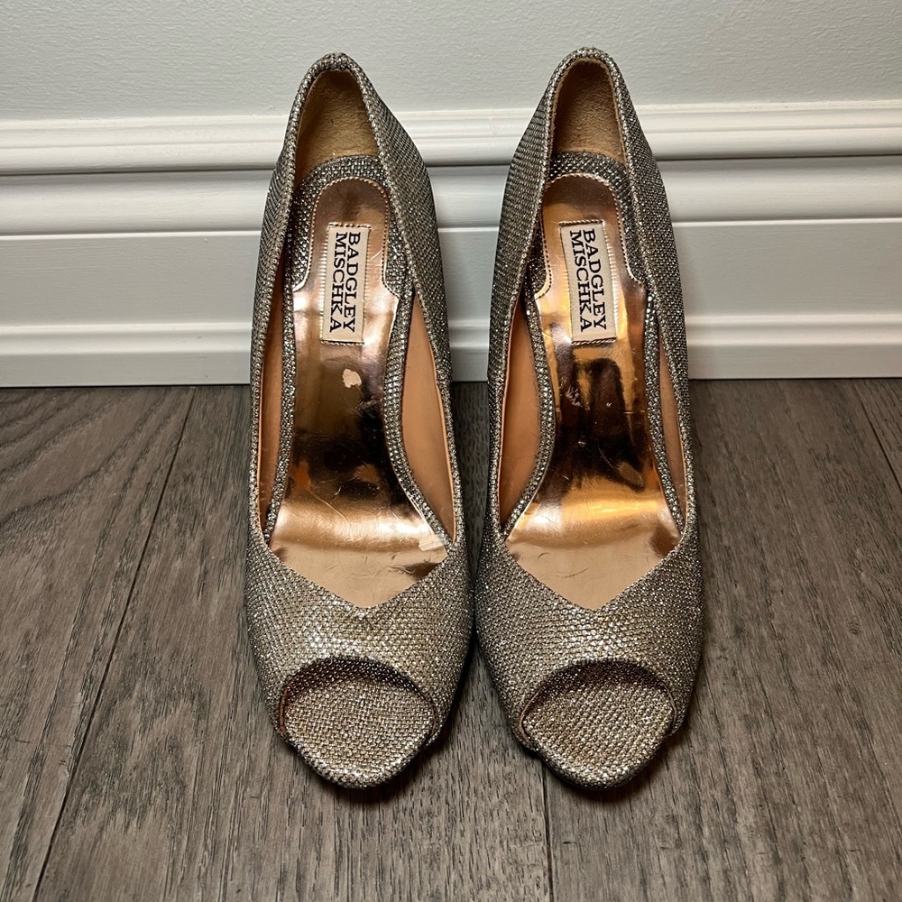 Badgley Mischka Women's Silver Peep Toe Heels